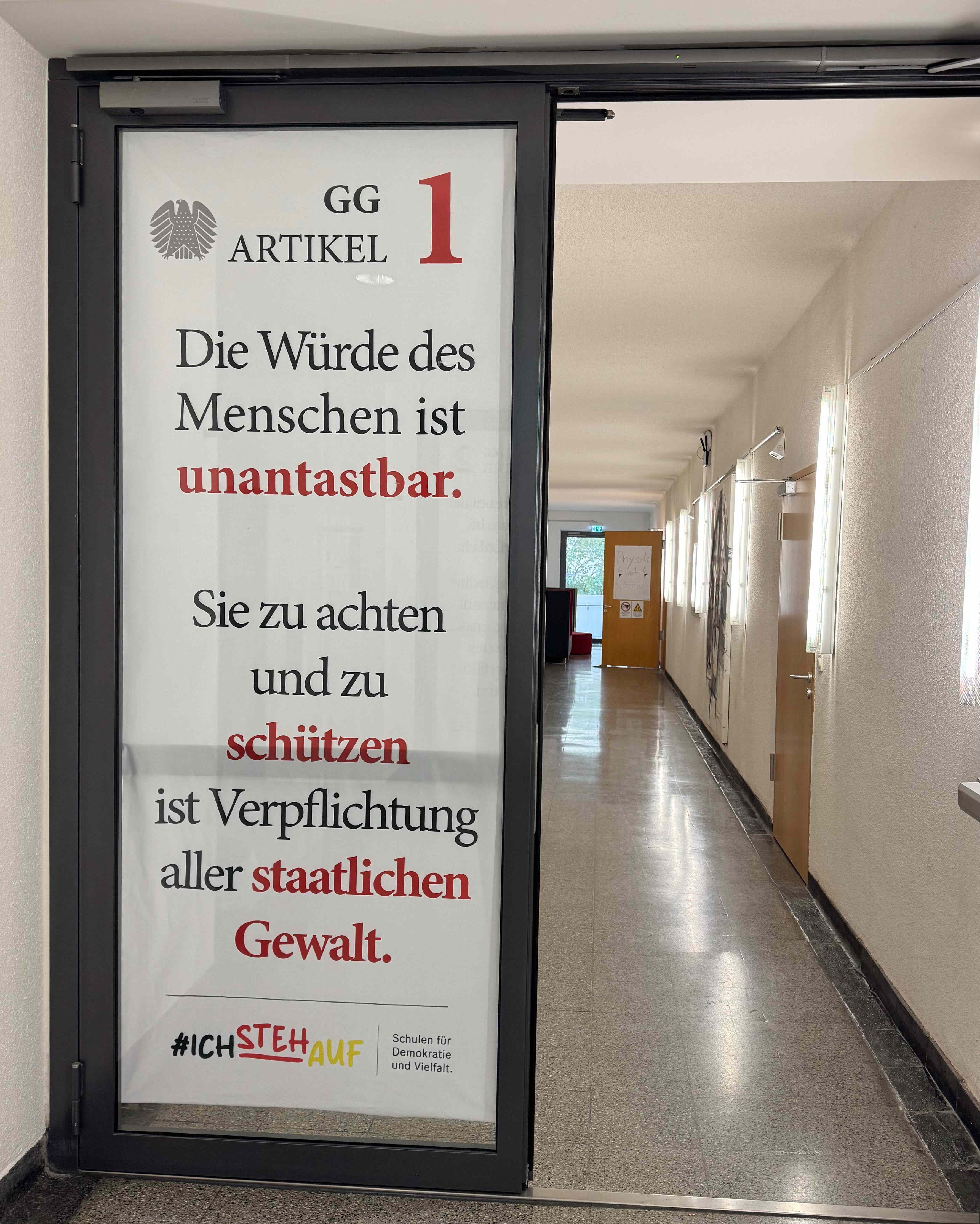 T&uuml;rbanner zu Art. 1 GG