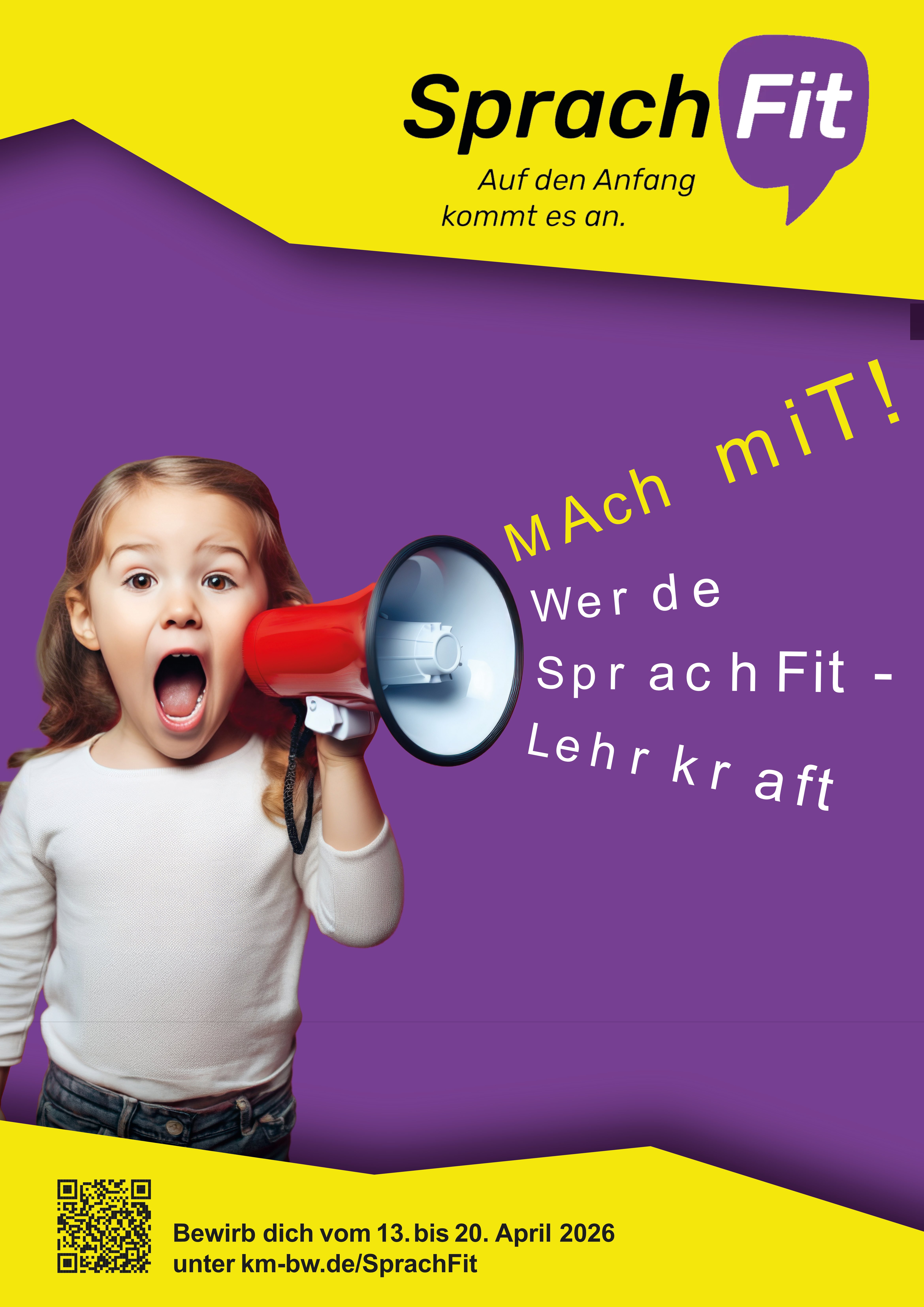 Das Plakat wirbt für das Programm „SprachFit“. Im oberen Bereich steht der Schriftzug „SprachFit“ mit dem Slogan „Auf den Anfang kommt es an“. Zentral ist ein Kind zu sehen, das in ein rotes Megafon spricht. Daneben steht der Aufruf „Mach mit! Werde SprachFit-Lehrkraft“. Am unteren Rand befinden sich ein QR-Code sowie der Hinweis zur Bewerbung im Zeitraum vom 13. bis 20. April 2026 unter der Internetadresse km-bw.de/SprachFit.